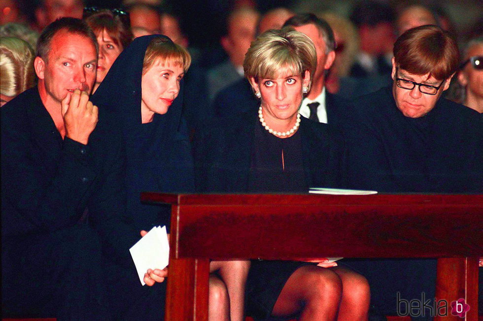 Lady Di con Sting y Elton John en el funeral de Versace poco antes de su muerte