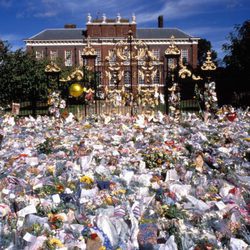 Flores, velas y mensajes en la puerta de Kensington Palace tras la muerte de Lady Di