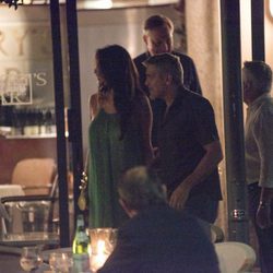 George Clooney y Amal Alamuddin saliendo de un restaurante en Cernobbio