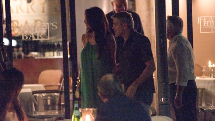 George Clooney y Amal Alamuddin saliendo de un restaurante en Cernobbio