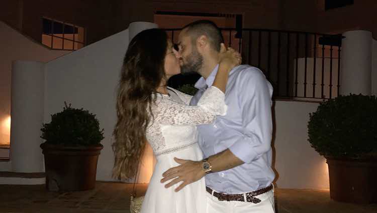 Malena Costa y Mario Suárez besándose antes de disfrutar de una romántica cena