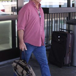 Mel Gibson luciendo bigote a su llegada a Los Angeles