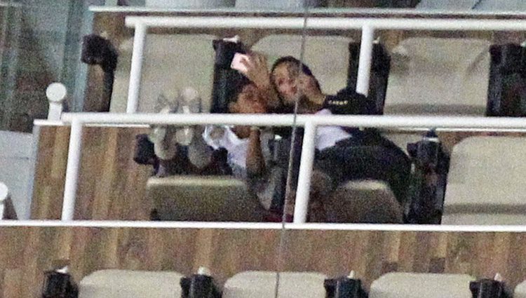 Cristiano Ronaldo Junio y Georgina Rodríguez se hacen una selfie durante un partido