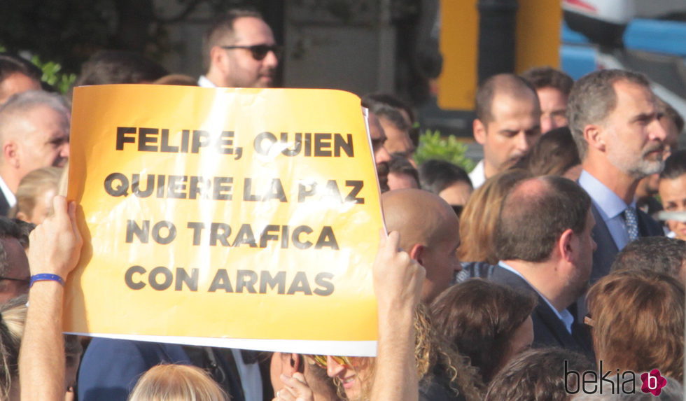 Pancartas en contra del Rey Felipe en la manifestación antiterrorista de Barcelona