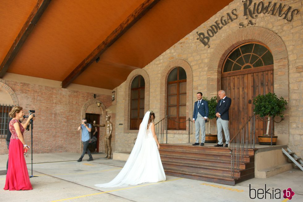 Alberto Garzón y su pareja Anna Ruiz se encuentran a las puertas de la bodega en la que tendría lugar la boda