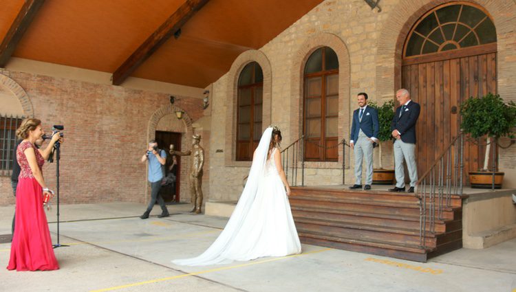 Alberto Garzón y su pareja Anna Ruiz se encuentran a las puertas de la bodega en la que tendría lugar la boda