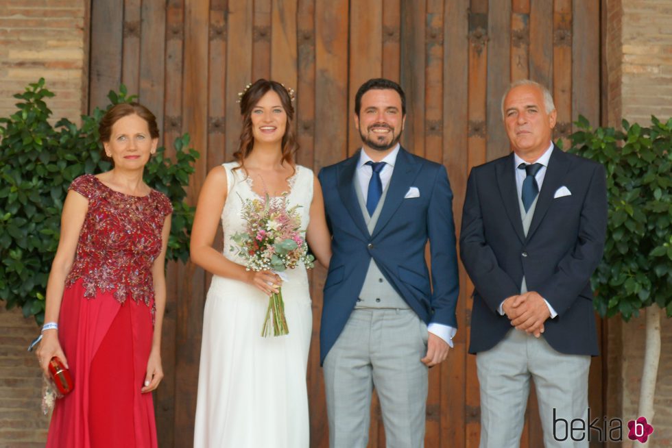 Alberto Garzón y su padre y su mujer Anna Ruiz y su madre antes de la boda en Ceniceros
