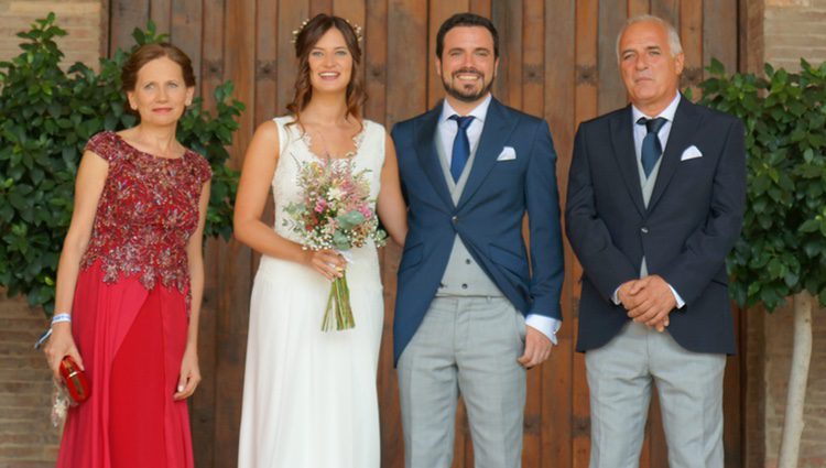 Alberto Garzón y su padre y su mujer Anna Ruiz y su madre antes de la boda en Ceniceros