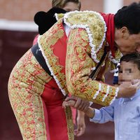 José Ortega Cano besando a su hijo José María en su corrida de toros de despedida