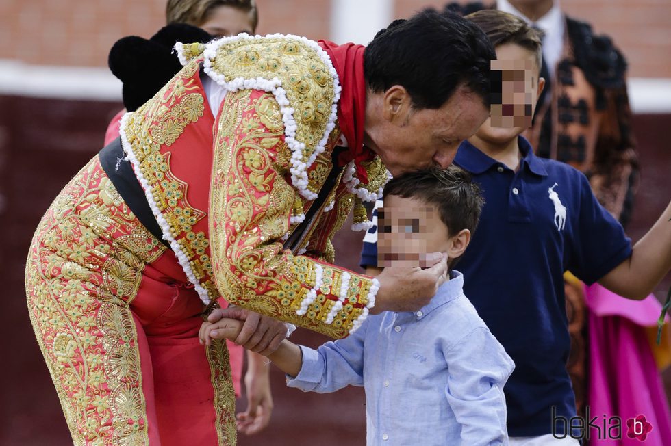 José Ortega Cano besando a su hijo José María en su corrida de toros de despedida