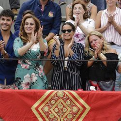 Kiko Jiménez, Ana María Aldón y Gloria Camila aplaudiendo a José Ortega Cano en su corrida de despedida