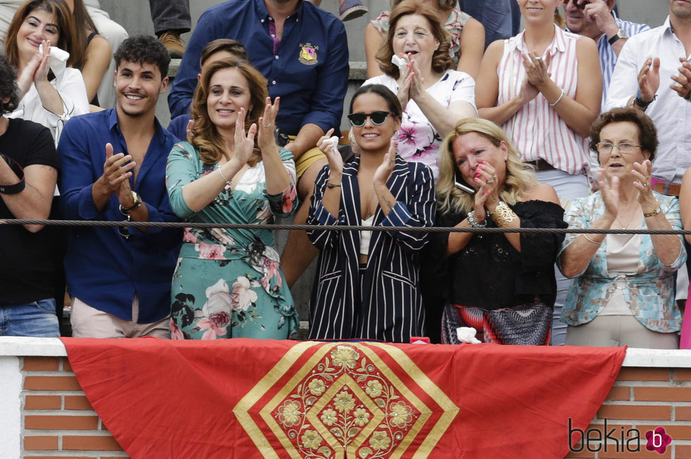 Kiko Jiménez, Ana María Aldón y Gloria Camila aplaudiendo a José Ortega Cano en su corrida de despedida