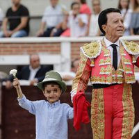 José Ortega Cano dando la vuelta al ruedo con su hijo José María en su corrida de toros de despedida