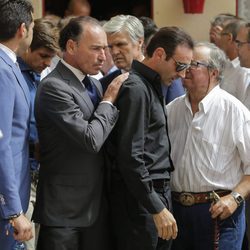 Enrique Ponce, muy apenado durante el funeral de Dámaso González