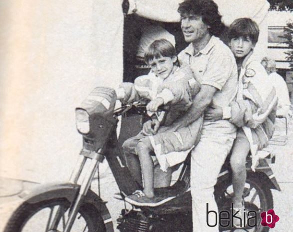 Ángel Nieto en una moto con sus hijos Gelete y Pablo