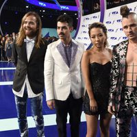 Joe Jonas y su banda DNCE en los MTV VMA 2017