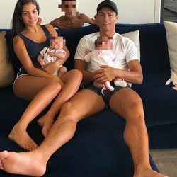 Cristiano Ronaldo con sus hijos Eva, Mateo y Cristiano Ronaldo Junior acompañados por Georgina Rodríguez