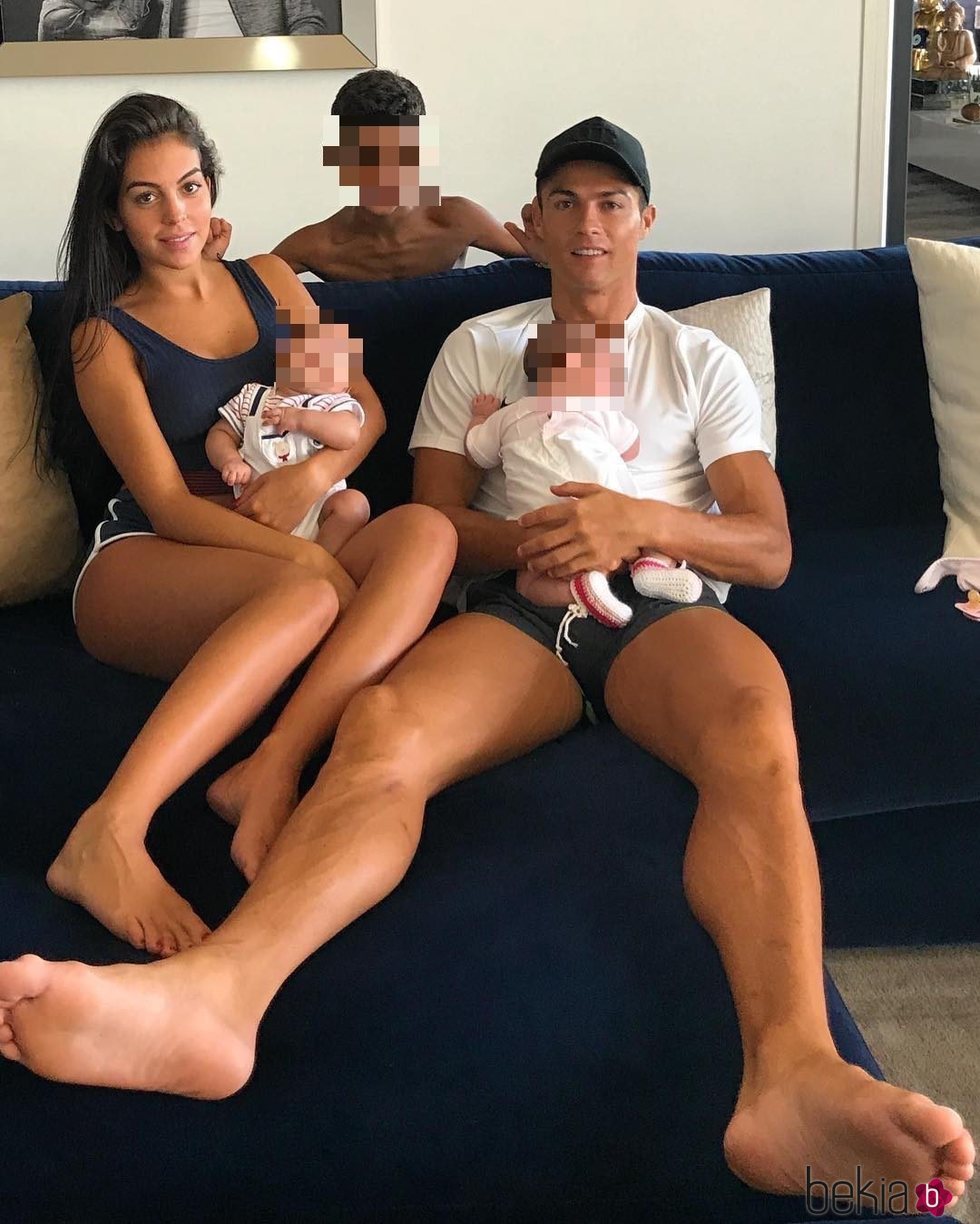 Cristiano Ronaldo con sus hijos Eva, Mateo y Cristiano Ronaldo Junior acompañados por Georgina Rodríguez