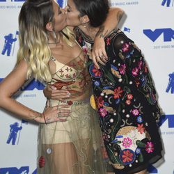 Paris Jackson besa a Caroline D'Amore en los MTV VMA 2017