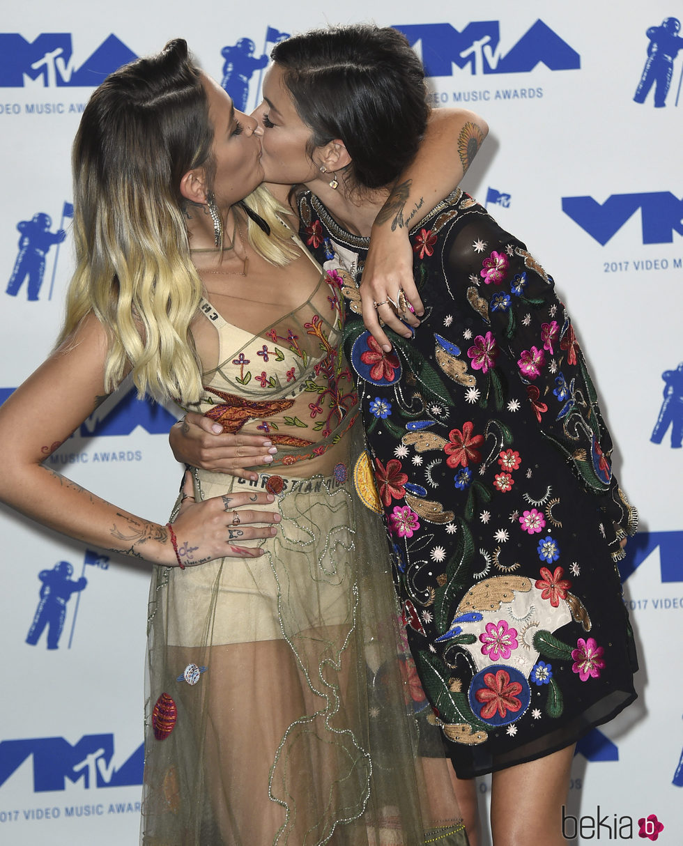 Paris Jackson besa a Caroline D'Amore en los MTV VMA 2017