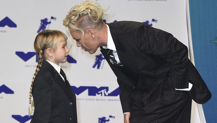 Pink con su hija Willow en los MTV VMA 2017