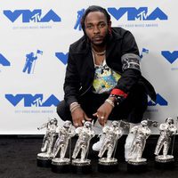 Kendrick Lamar con sus premios en los MTV VMA 2017