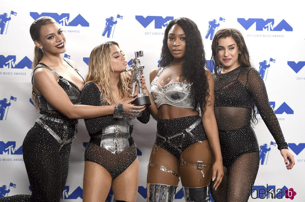 Fifth Harmony con su premio en los MTV VMA 2017