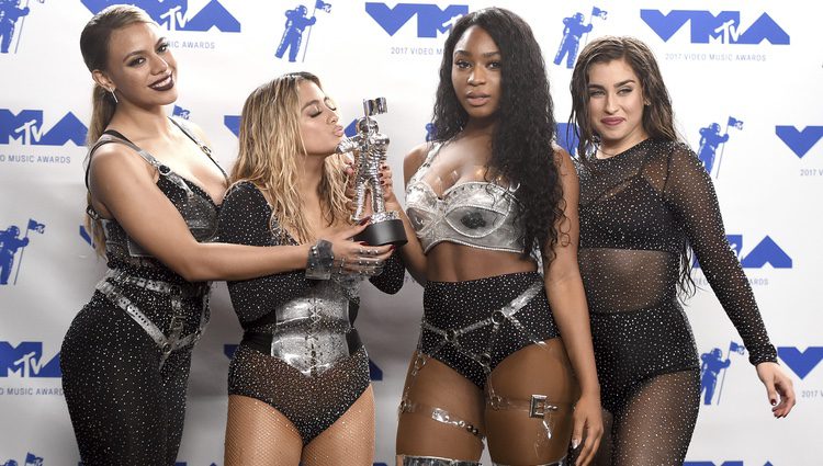 Fifth Harmony con su premio en los MTV VMA 2017