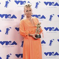 Pink con su premio en los MTV VMA 2017