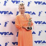 Pink con su premio en los MTV VMA 2017