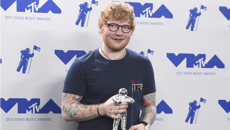 Ed Sheeran con su premio en los MTV VMA 2017