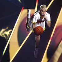 Katy Perry con un balón de baloncesto en la gala de los MTV VMA 2017