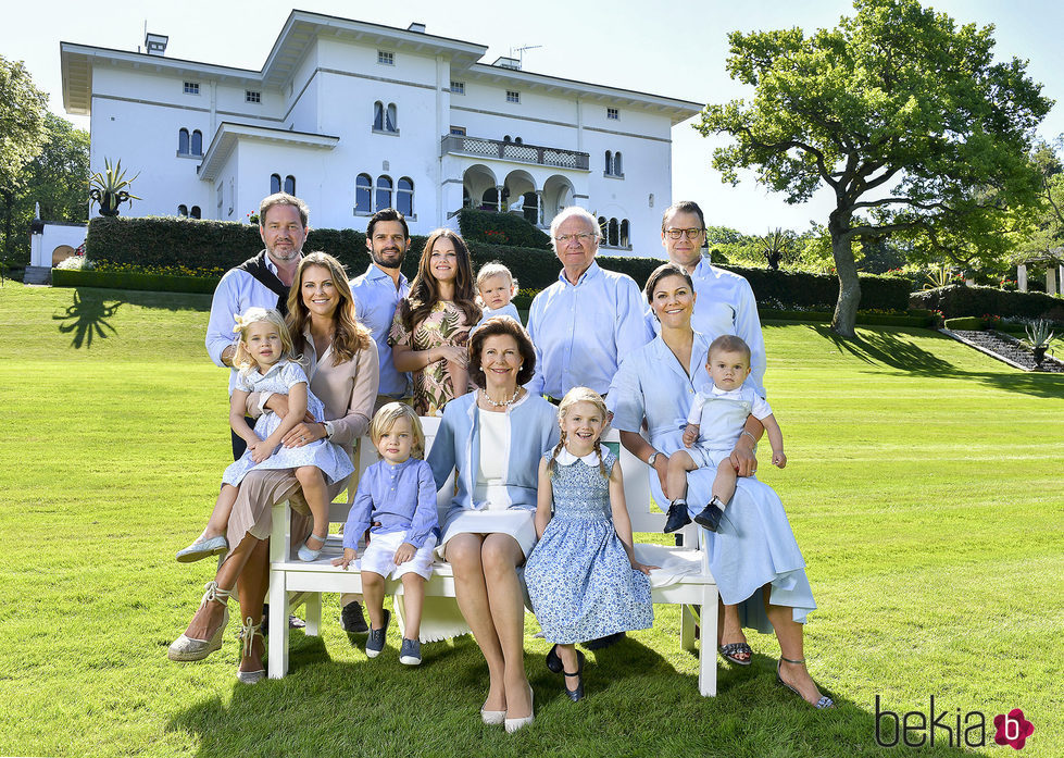 Los Reyes de Suecia con sus hijos y nietos en Solliden