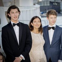 Nicolás de Dinamarca en su 18 cumpleaños con su madre y su hermano Félix