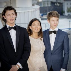 Nicolás de Dinamarca en su 18 cumpleaños con su madre y su hermano Félix