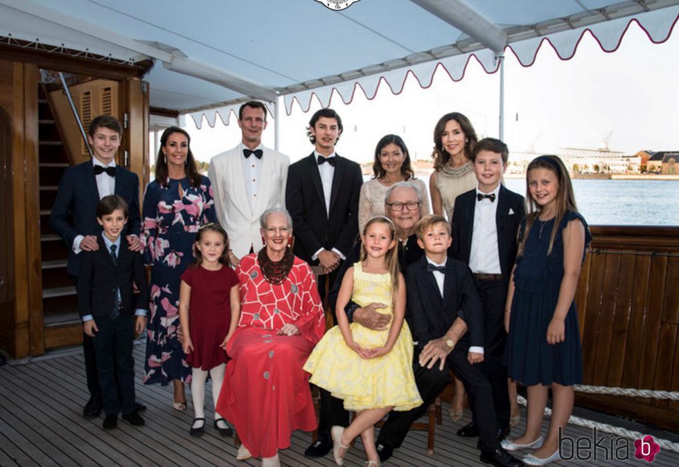La Familia Real Danesa y Alexandra Manley en el 18 cumpleaños de Nicolás de Dinamarca