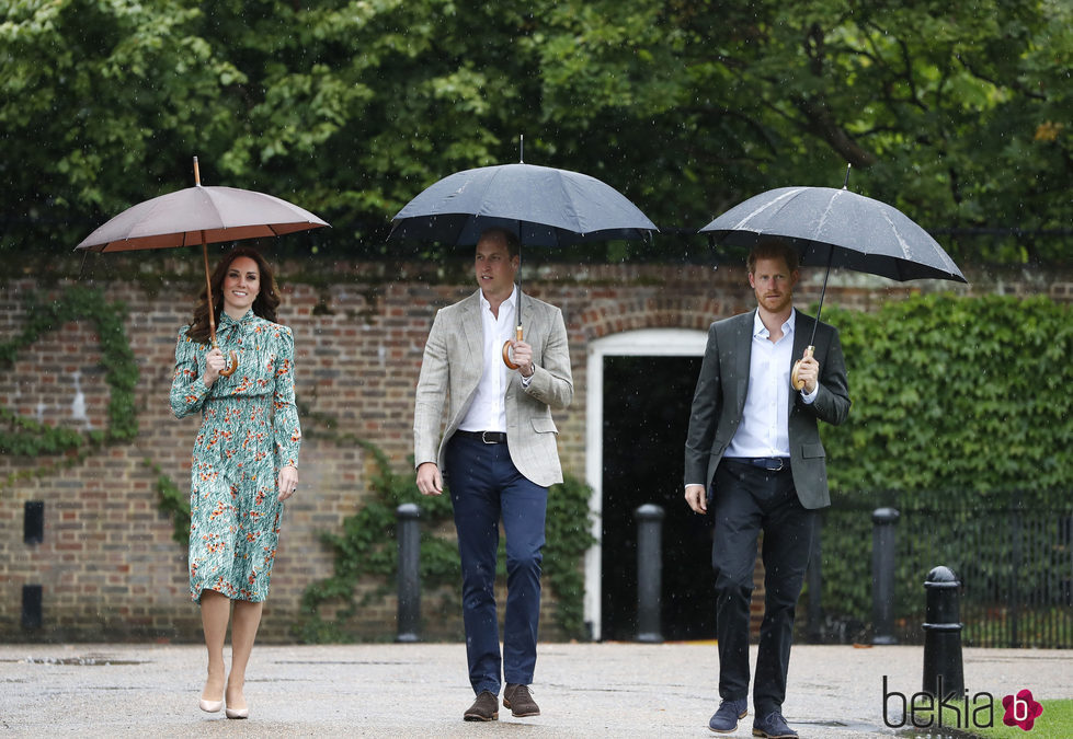 Los Duques de Cambridge y el Príncipe Harry en el homenaje a Lady Di en Kensington Palace en el 20 aniversario de su muerte