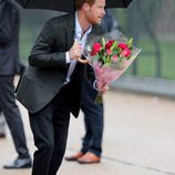 El Príncipe Harry con unas flores en el homenaje a Lady Di en el 20 aniversario de su muerte