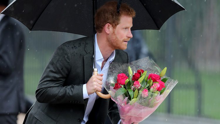 El Príncipe Harry con unas flores en el homenaje a Lady Di en el 20 aniversario de su muerte