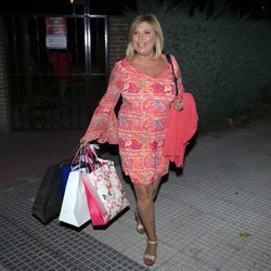 Terelu Campos cargada con bolsas de regalos tras su cumpleaños