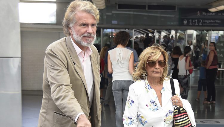 Bigote Arrocet y María Teresa Campos en el aeropuerto de Madrid tras las vacaciones
