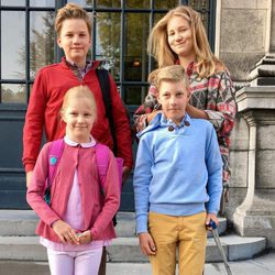 Gabriel, Isabel, Leonor y Emmanuel de Bélgica en su primer día de colegio del curso 2017/2018