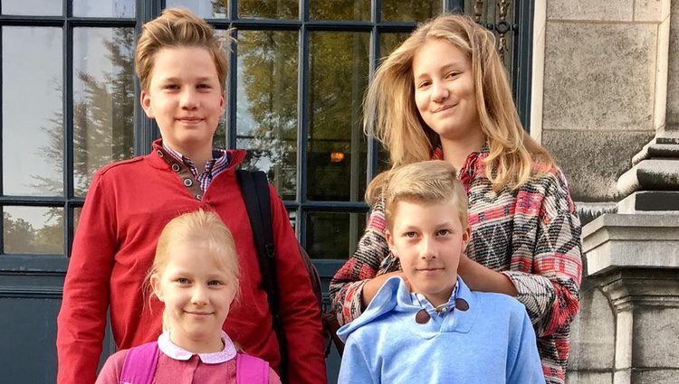 Gabriel, Isabel, Leonor y Emmanuel de Bélgica en su primer día de colegio del curso 2017/2018