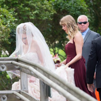 Taylro Swift siendo la dama de honor en la boda de su mejor amiga