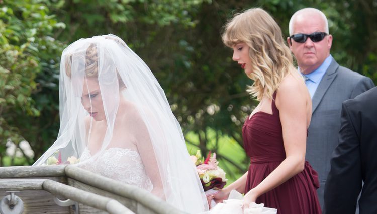 Taylro Swift siendo la dama de honor en la boda de su mejor amiga