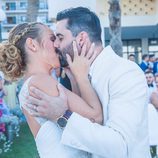 Yoli y Jonathan ('GH15') dándose un beso pasional el día de su boda