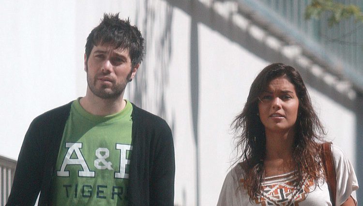 Lara Álvarez y Dani Martínez dando un paseo en 2011