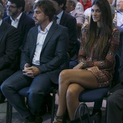 Fernando Alonso con Linda Morselli en el acto en el que ha sido nombrado socio de honor del Real Madrid