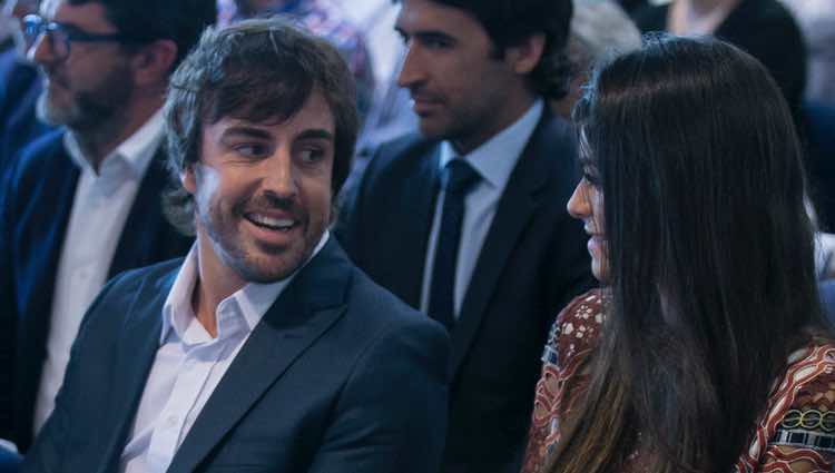 Fernando Alonso y Linda Morselli mirándose en el acto en el que ha sido nombrado socio de honor del Real Madrid