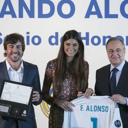 Fernando Alonso con Linda Morselli y Florentino Pérez en el acto en el que ha sido nombrado socio de honor del Real Madrid